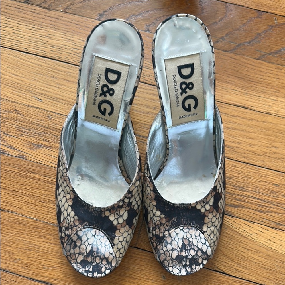 D&G Black and Cream Mules with Classic Elegance